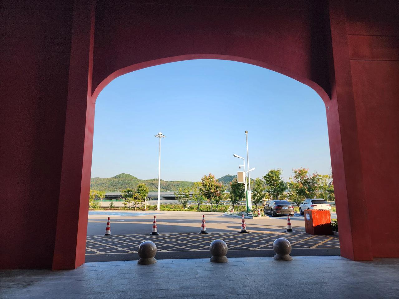 今天喝多了，睡不着。去看了一眼直播间。价值观，直接稀碎！

讲道理，

不存在的