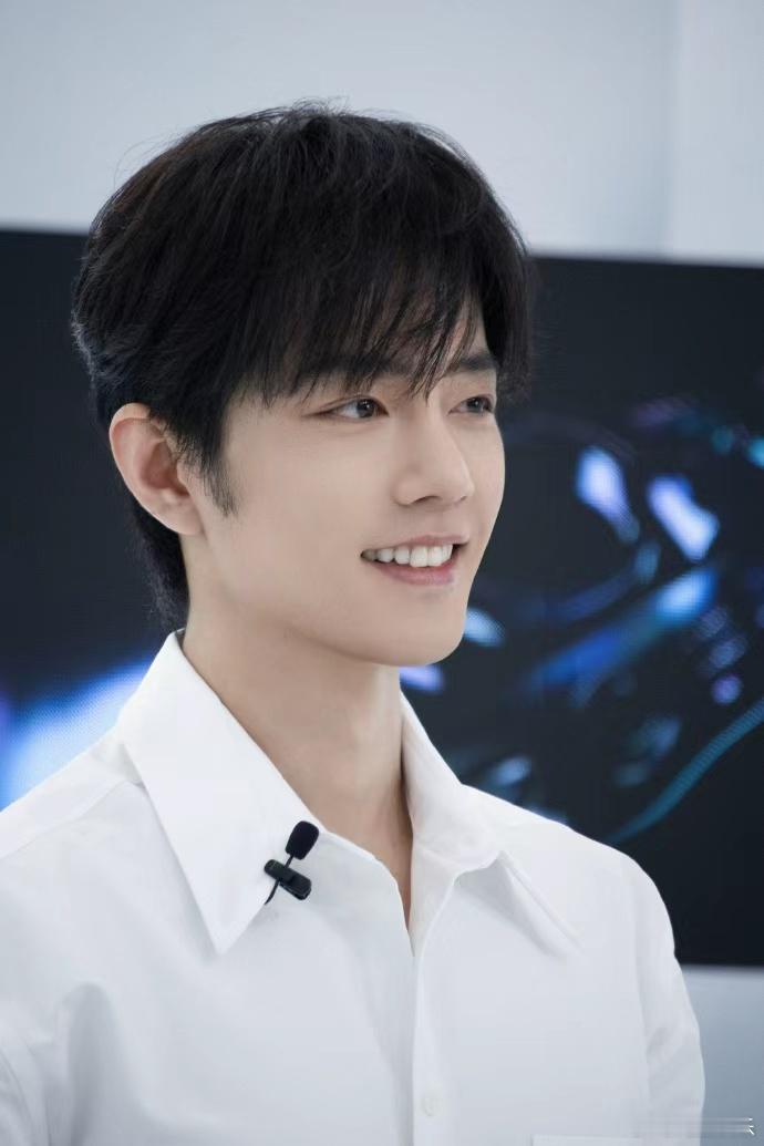 肖战光影中舒展肖战白衬衫顺毛清爽感 肖战光影中舒展，肖战白衬衫顺毛清爽感，谁懂好