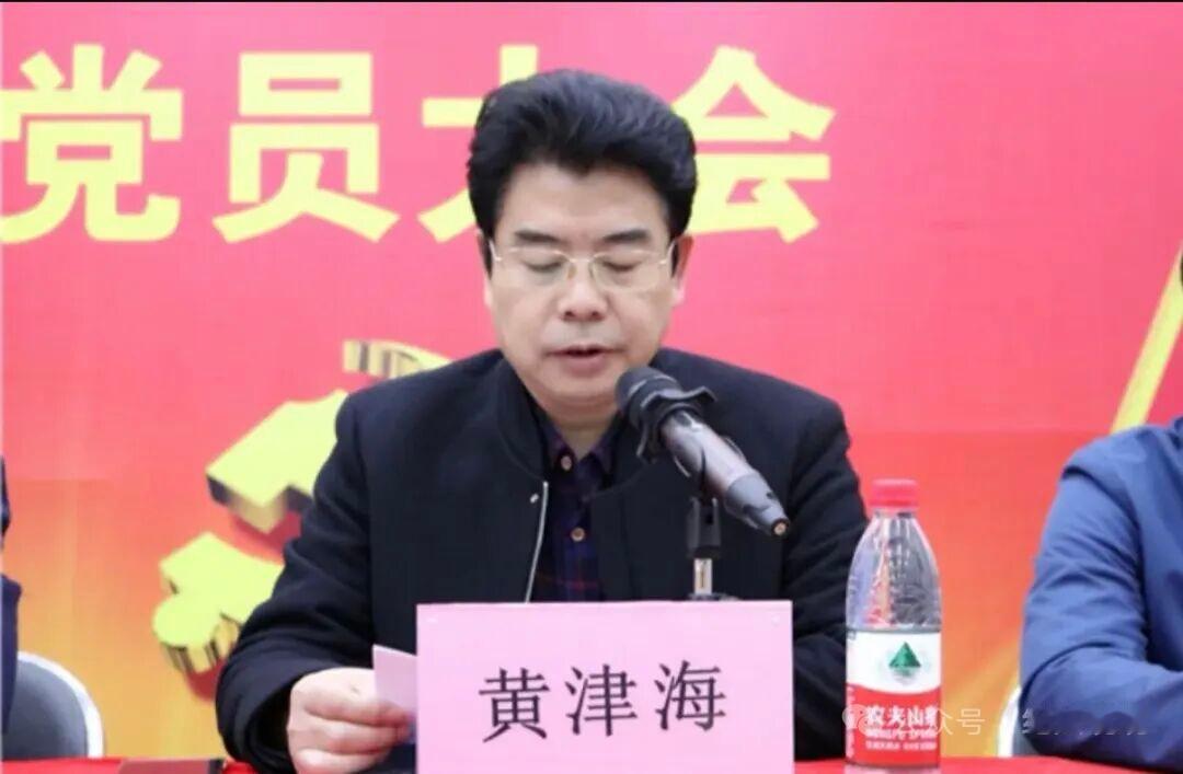 在职研究生学历
高级讲师
高级心理咨询师
广东省先进德育工作者
南粤优秀教育工作