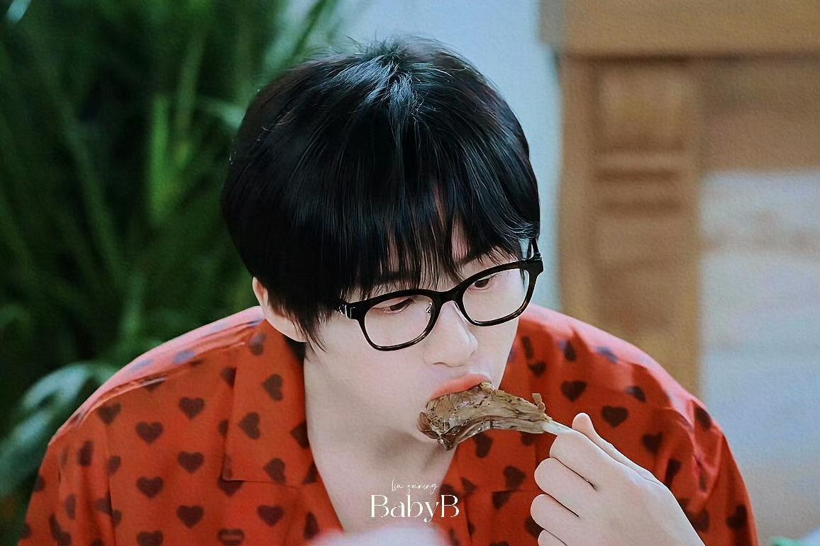 刘宇宁高原 | 刘宇宁铁证 | 摩登兄弟 衣服上全是愛心。笑起來更是明目張膽。❤