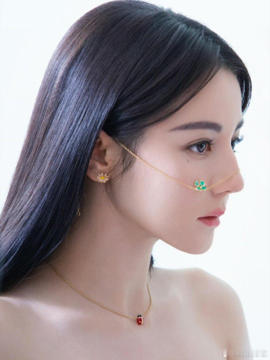 王亚飞给热巴化的开年刊妆容热巴绿色睫毛妆 好漂亮，这个睫毛居然是绿色的 