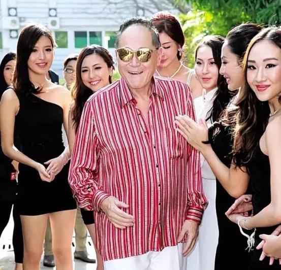 当年，身价百亿的赵世曾邀请志玲姐姐：“给你100万，陪我吃一顿晚餐。”志玲姐姐却