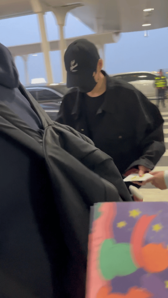 魏大勋，来的时候手空空的！走的时候，手里全是信。把信全部抱在怀里，这个真诚的大朋