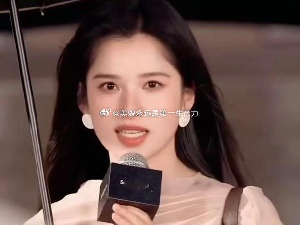 张婧仪 周也生图极致反差