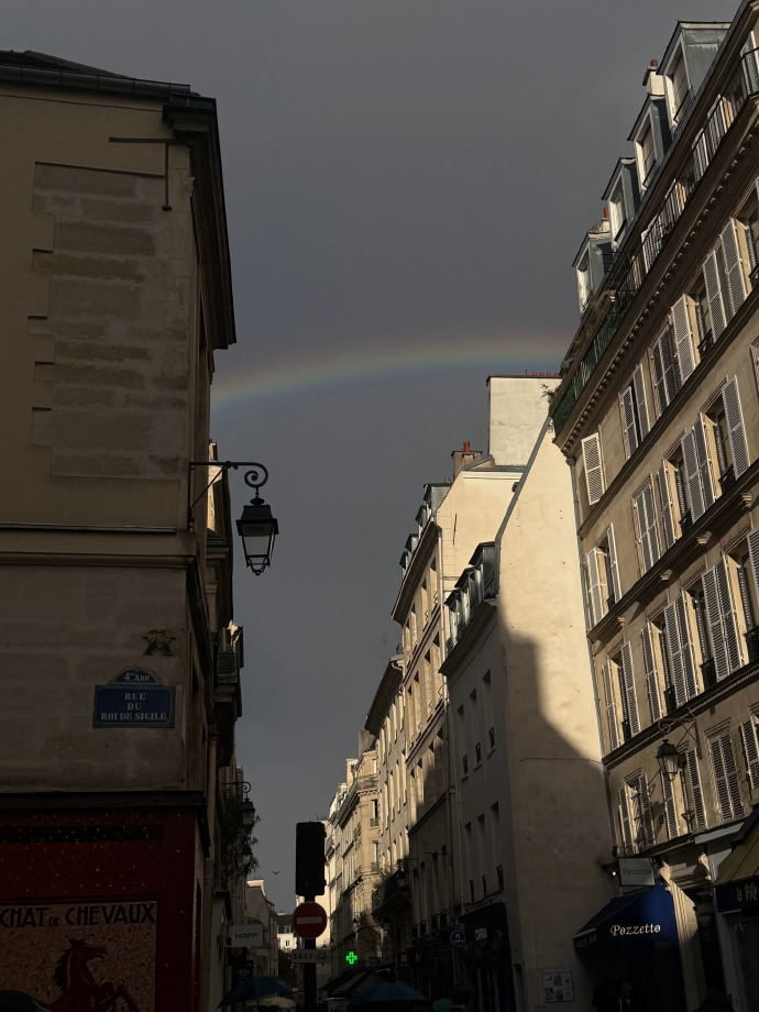 马伯骞全新黄毛染发造型上线，鲜明的发色成为造型亮点，与自身的气质相融，呈现出多元