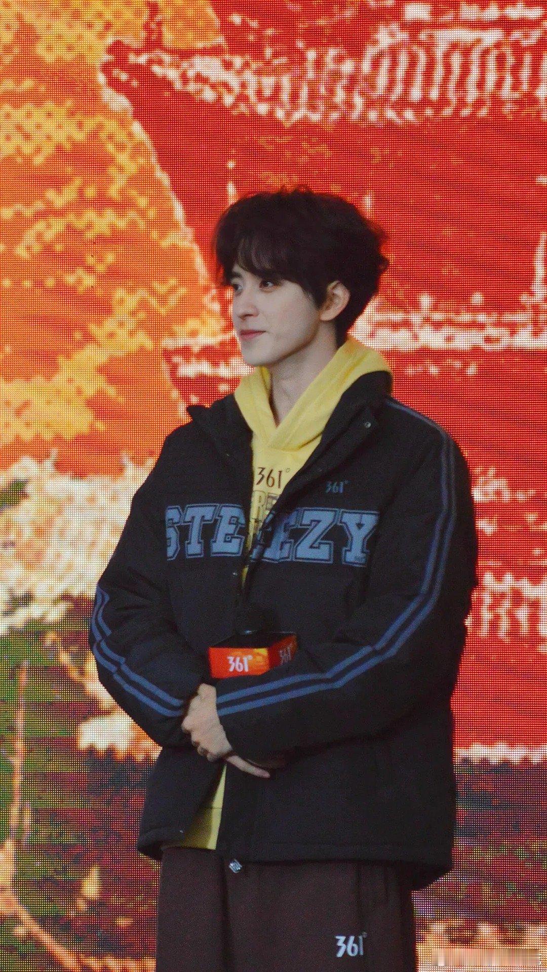 谁敢信这是周一的线下人气[苦涩]好嫩的小卷毛，来看看敖瑞鹏今天线下状态怎么样[点