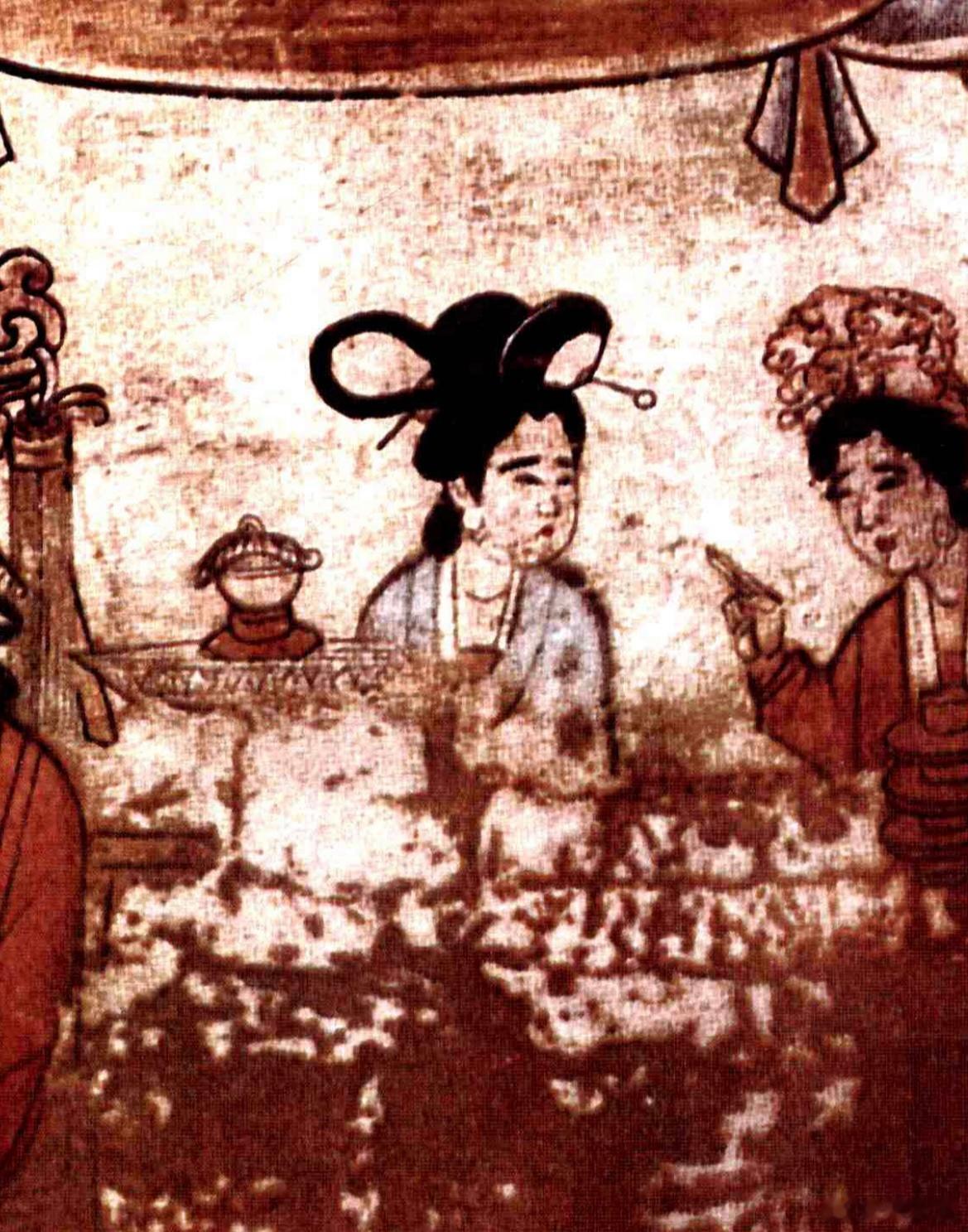 图一女性的发型应该也是头顶梳髻，然后留出一绺往后绕一圈，正面看如图二三一般，很早