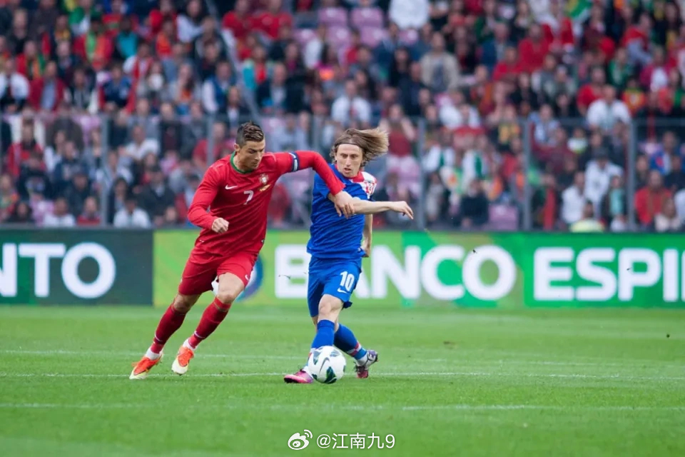C罗莫德里奇对决北京时间6月28日凌晨，世界杯小组赛第3轮上演一场焦点战。格子军