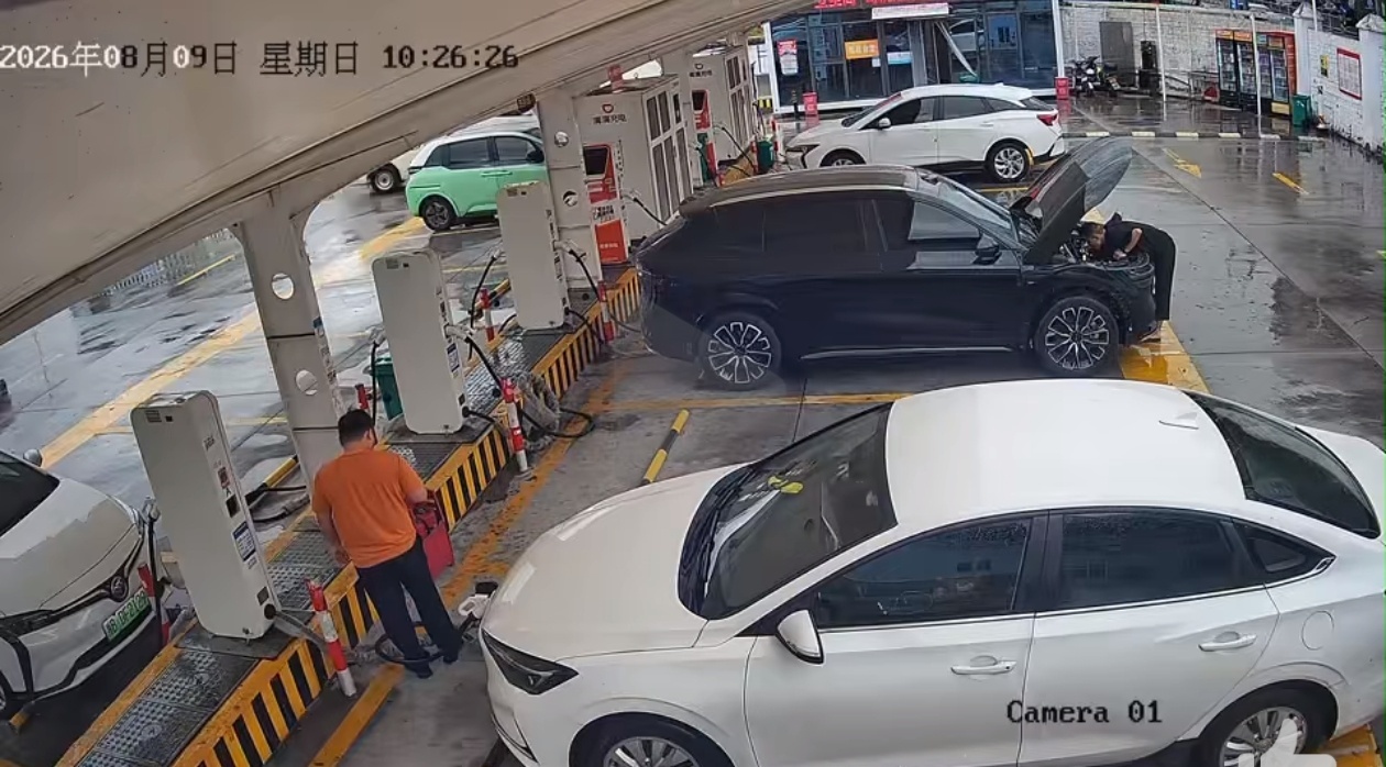 极氪7X充电起火 极氪7X事故车起火这件事，我们又明显看到有组织的势力在背后煽风