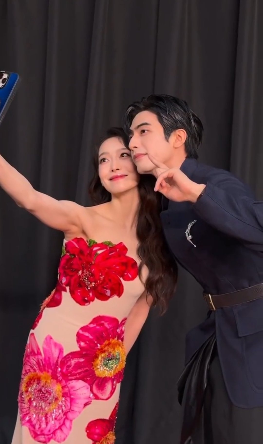 宋茜穿个花被套就来了谁懂啊！宋茜穿花衣服也这么亮眼！活力满满又带着飒爽，把普通的