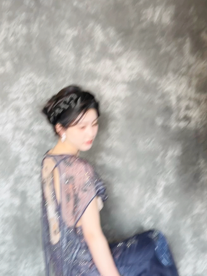 #赵露思 油画少女#  谁懂啊，赵露思的第二套妆造真的像从油画里走出来的少女[送