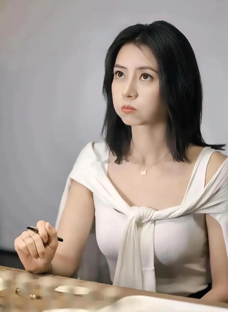 多少男人，
对高圆圆意难平？
她应该是传统美的代表了吧？
温和，恬静，
有完美的