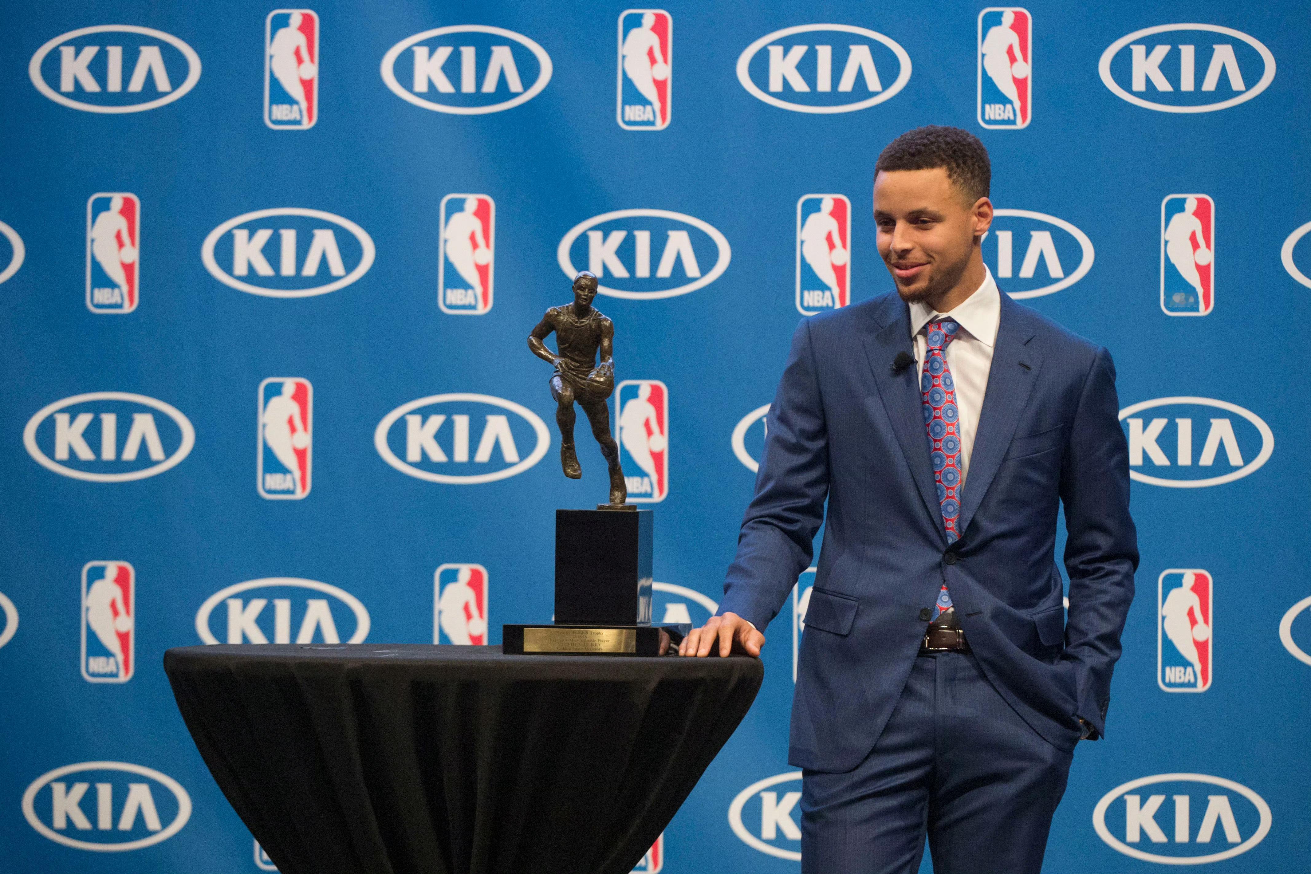 没有任何争议 没有任何分歧 没有丝毫犹豫10年前的今天库里当选NBA历史上首位全