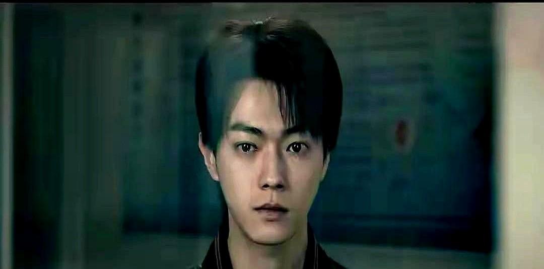 警察的儿子，竟能瞒着亲爹干掉三个狠人。

最近的悬疑剧《方圆八百米》真够劲儿，许