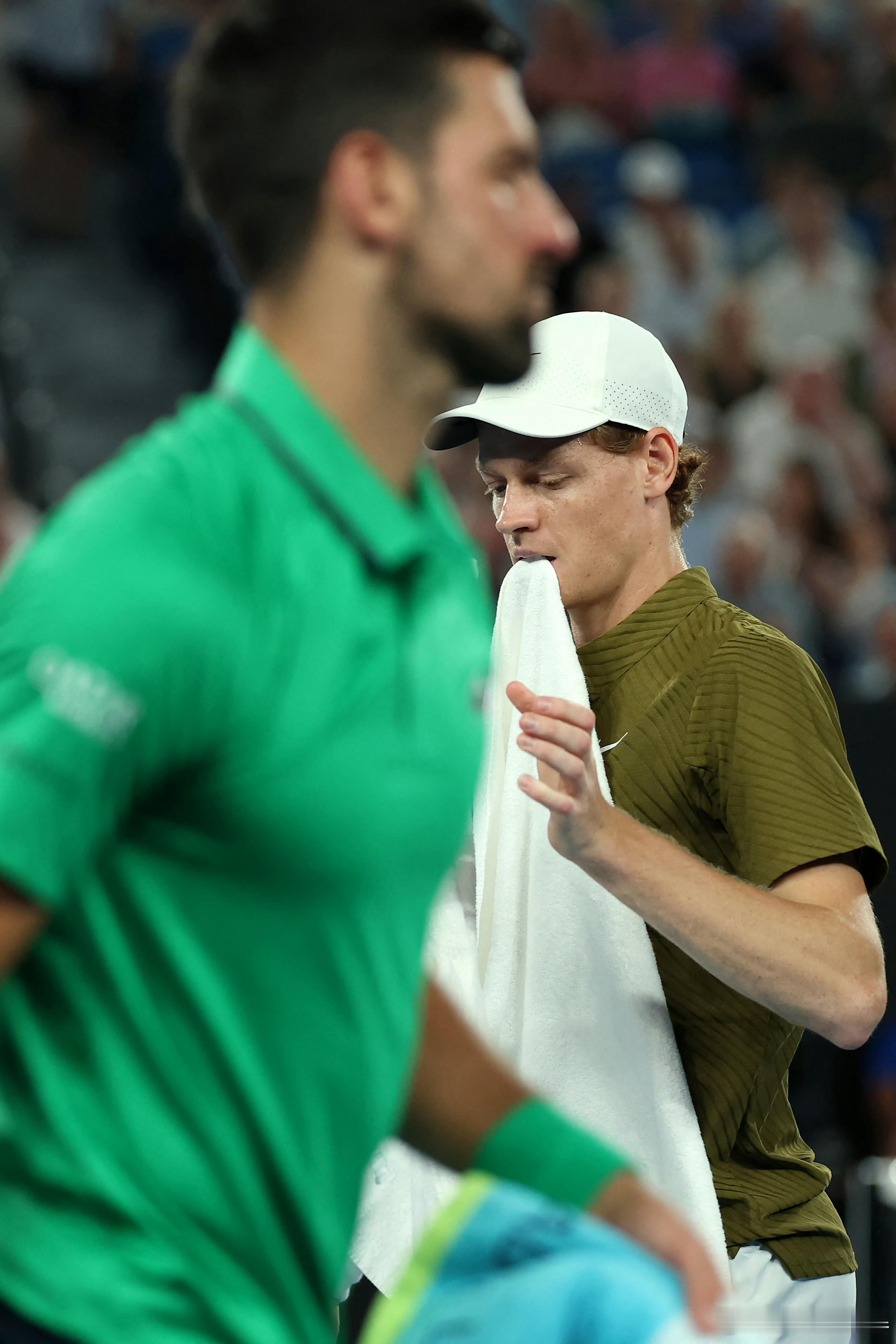 德约科维奇两度落后，两度追平！力量和辛纳进行决胜盘的较量。今天这两场男单半决赛，