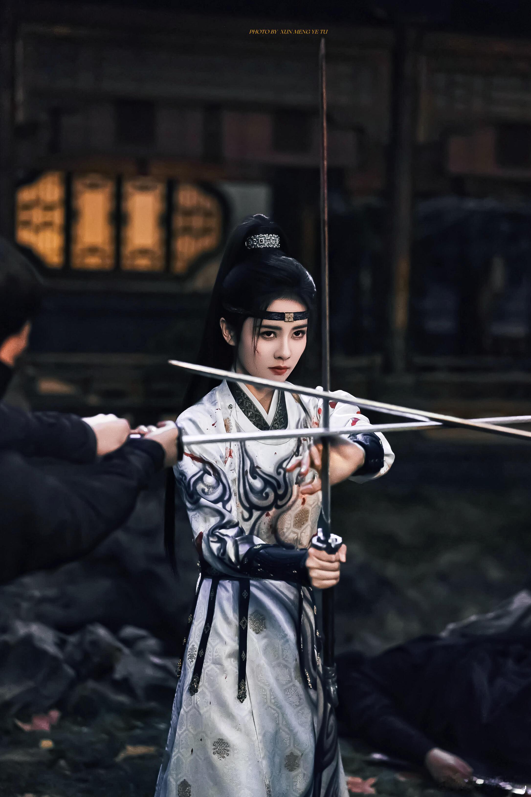 白鹿官服裙子都精彩《唐宫奇案》剧宣里白鹿的焦糖色工装裙超吸睛！清爽活力的风格适配