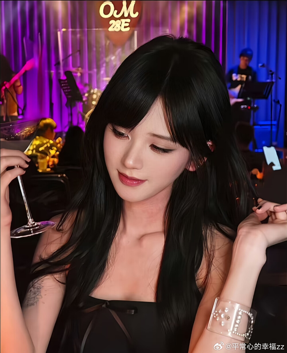 井川里予晒吸烟照热点观点﻿ 井川里予叼烟照炸翻热搜：“纯欲天花板”碎了，然后呢？