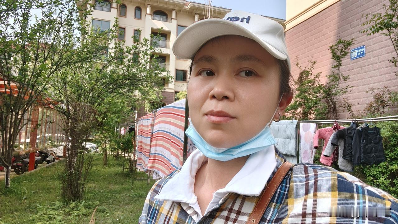 我85年属牛，和父母生肖相克，从小被寄养在外奶奶家带，直到读初中才回到父母的身边