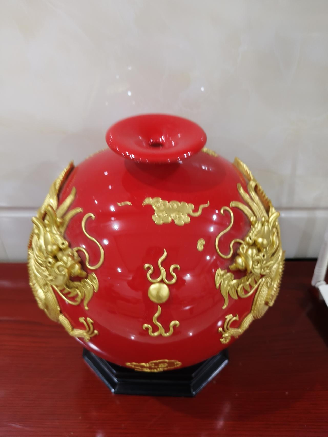 红金相间的精美瓷器，龙纹图案栩栩如生，尽显古典之美。