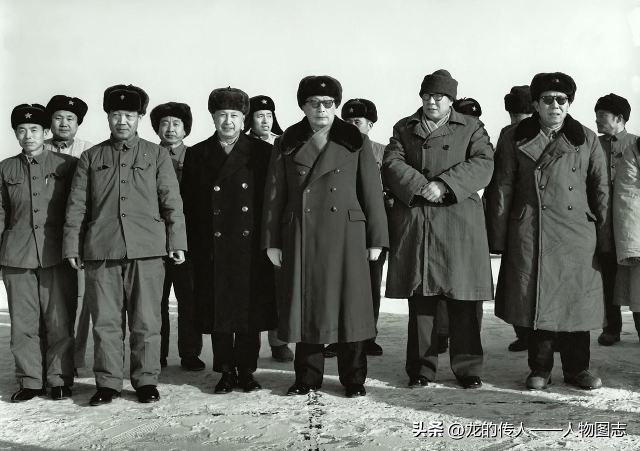 1966年12月28日，钱学森陪同聂荣臻在核试验基地主持氢弹原理试验