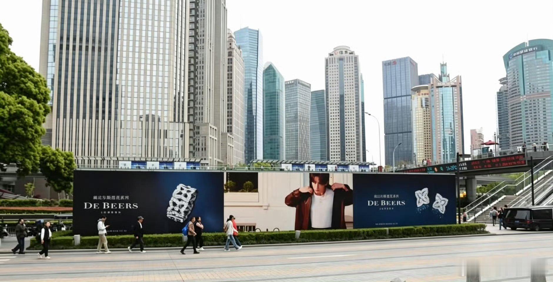 檀健次上海陆家嘴地广檀健次上海陆家嘴大屏地广 寸土寸金的陆家嘴只为他闪耀！檀健次