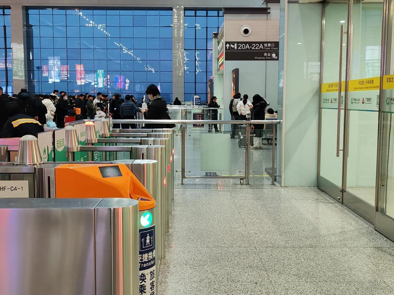 返京时，刚出门，遇到了从伊拉克来华采购的Ali先生，他准备去青岛洽谈业务，就和他