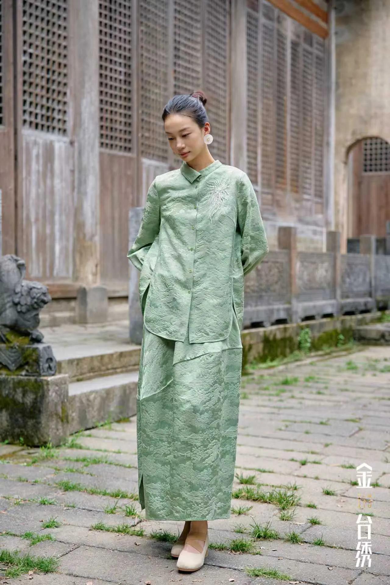 生机翠意
气韵自生，轻逸舒怀
温婉至美，骨秀神清
上衣
半裙
秋装上新，穿搭打卡