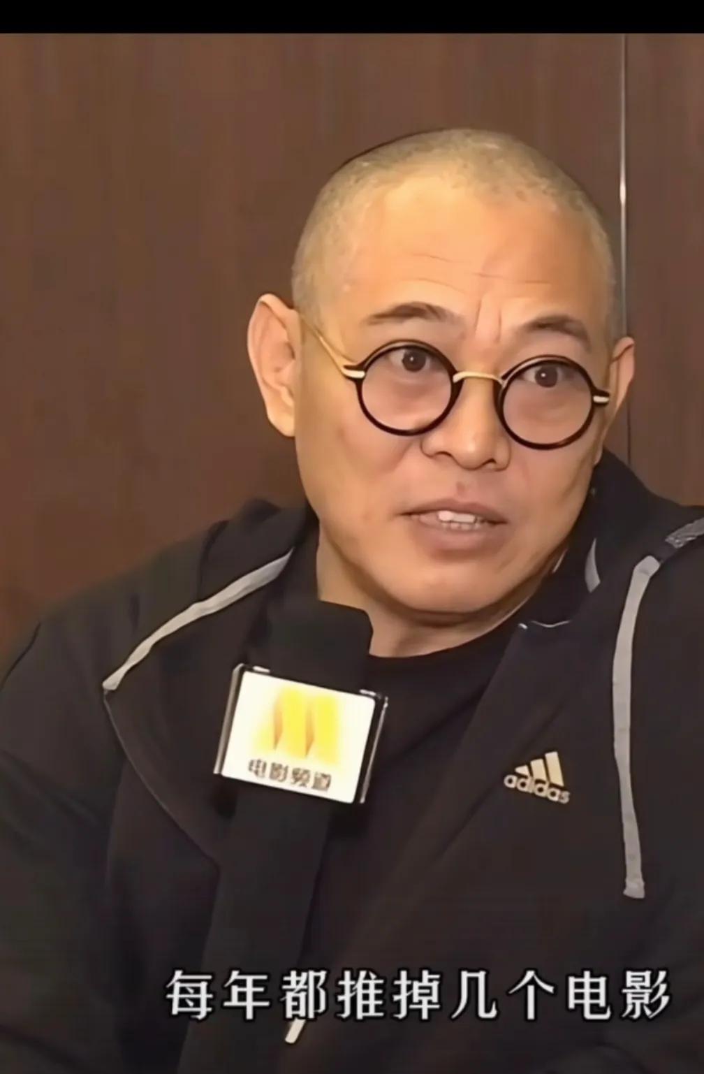 顶级大咖里只有李连杰活明白了。这些年主动放弃的💰何止亿万，在50岁左右的年纪就