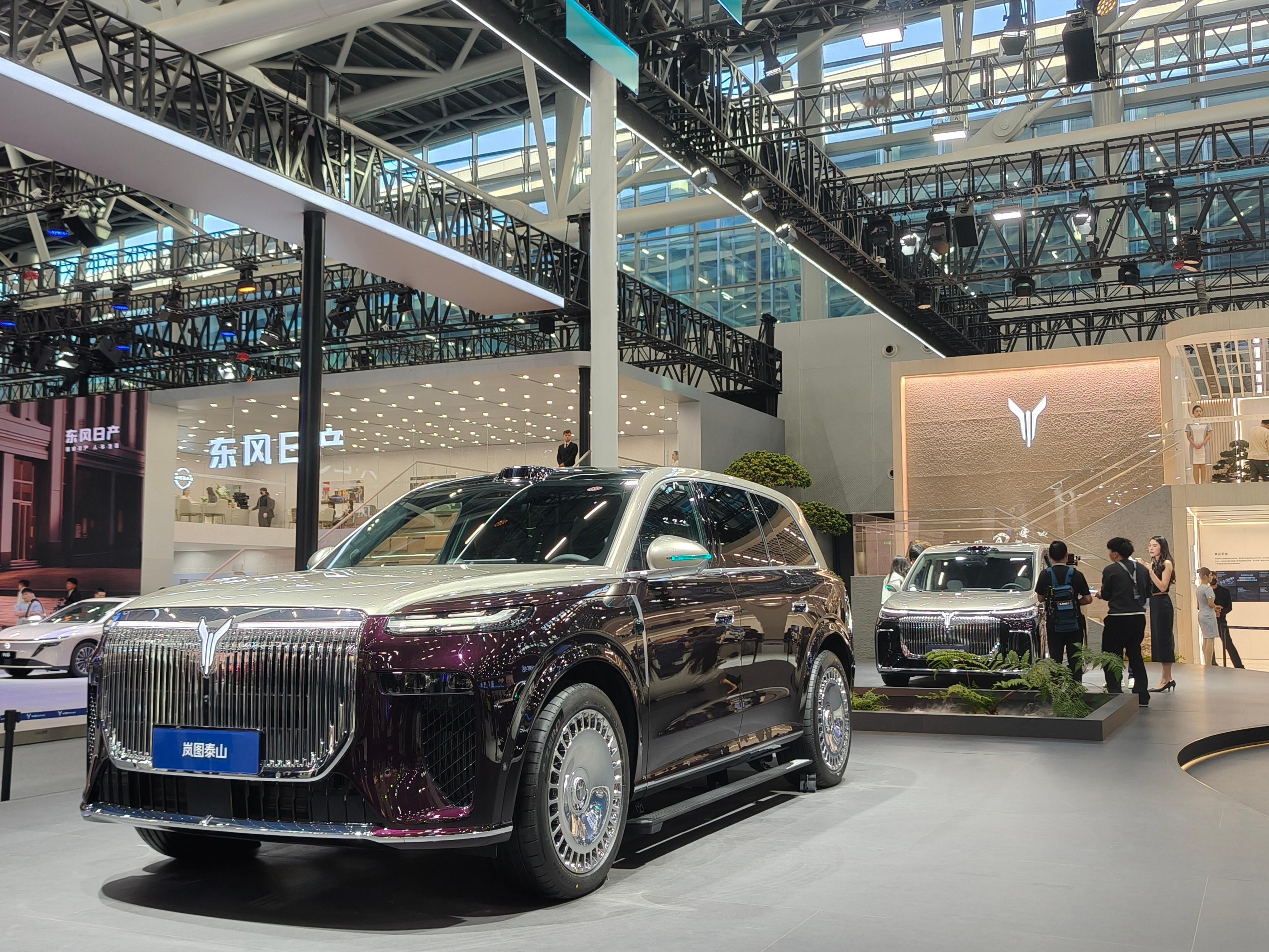 岚图三旗舰集结广州车展可谓排面拉满，刚发布的豪华 SUV 泰山与旗舰 MPV 梦