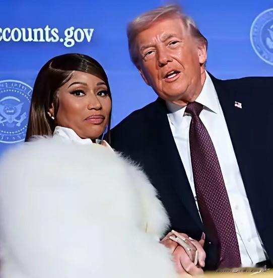 老特支持者的手，和他的手紧紧的握在了一起，看得出来，这个女子对老特是非常支持的，