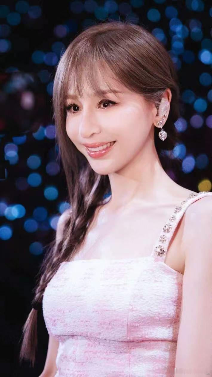 王心凌[超话] 明媚动人，大方得体。 ​​​