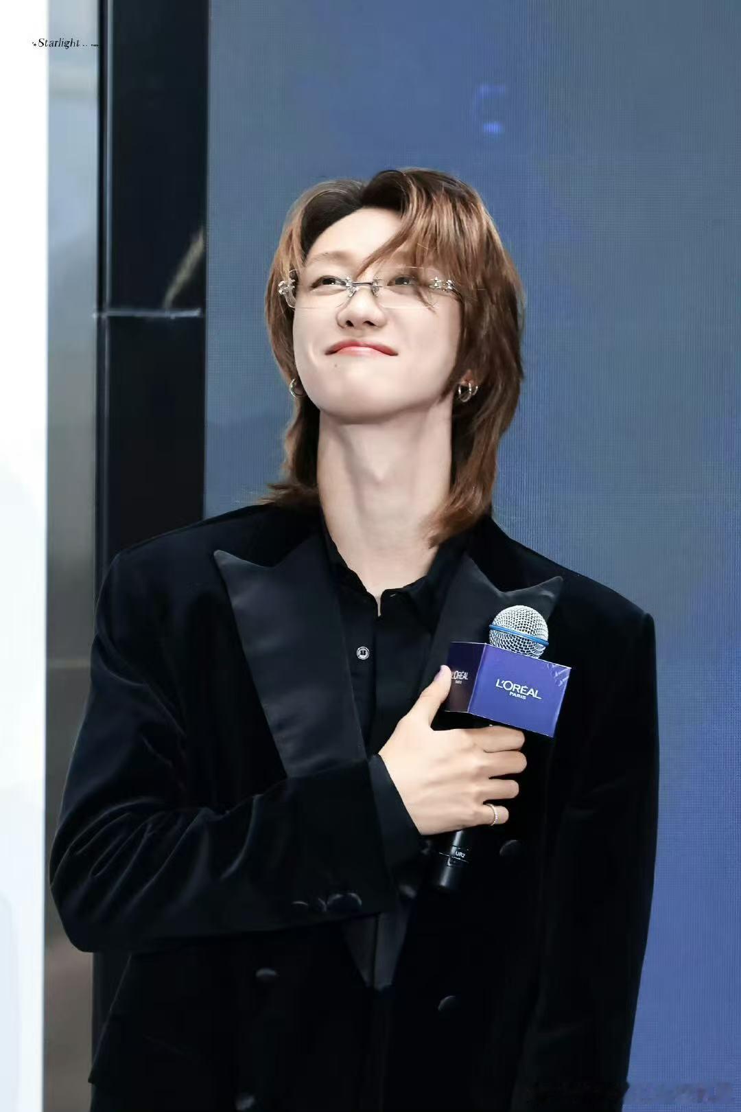 徐明浩西装眼镜look ​​​今日份参加活动的徐明浩！帅的好超过！ ​​​