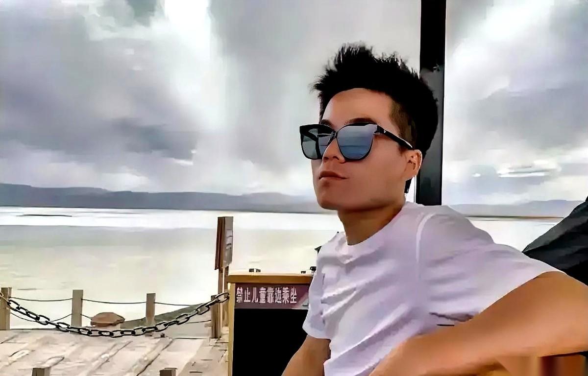 我跟你说个秘密，别再跟你家娃说什么“考个好大学，找个好工作”了。
他听不懂，也听