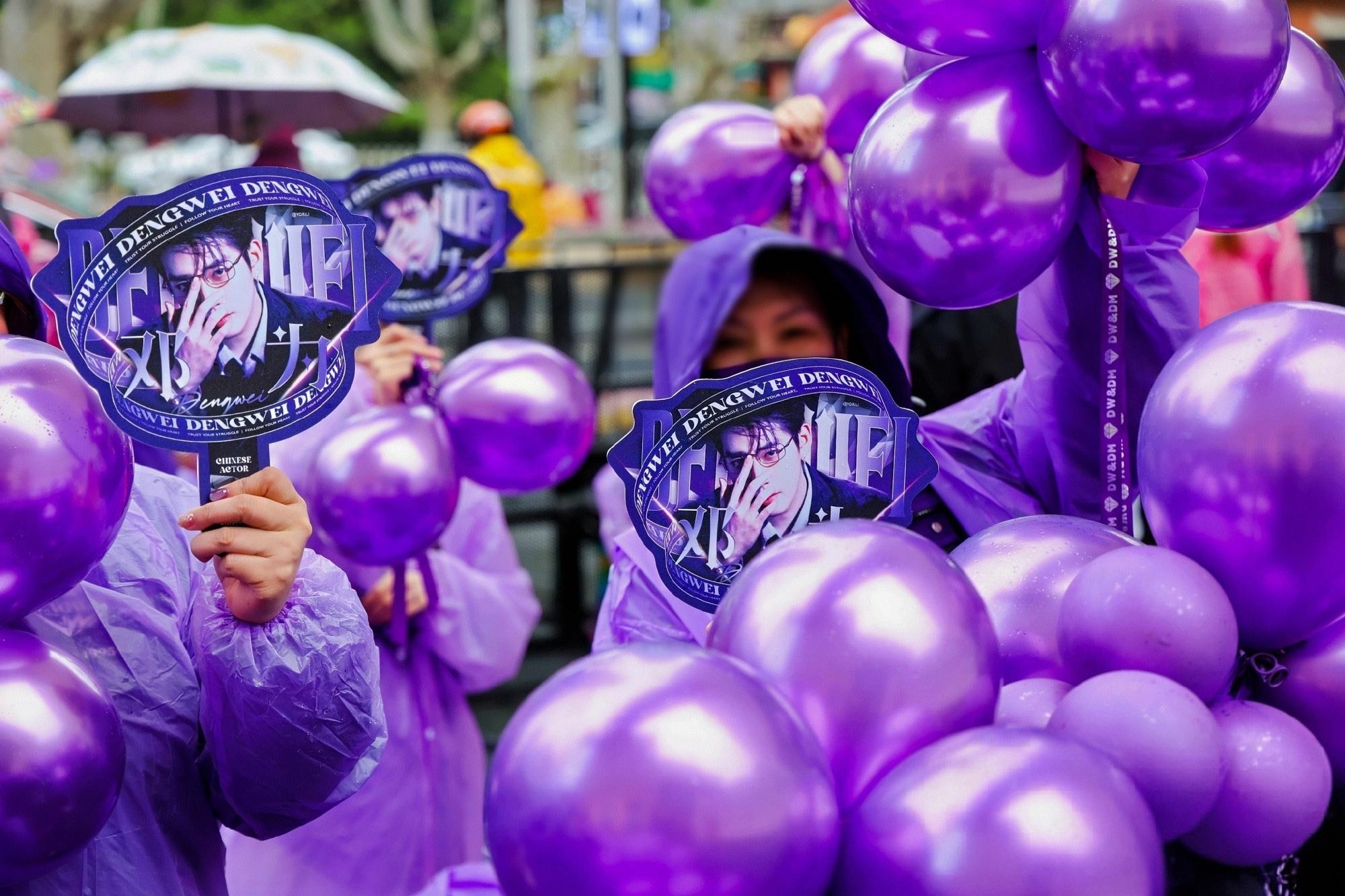 邓为南京线下活动！风雨挡不住邓为钻姐的热情，南京德基人潮涌动。整齐统一的紫色浪漫