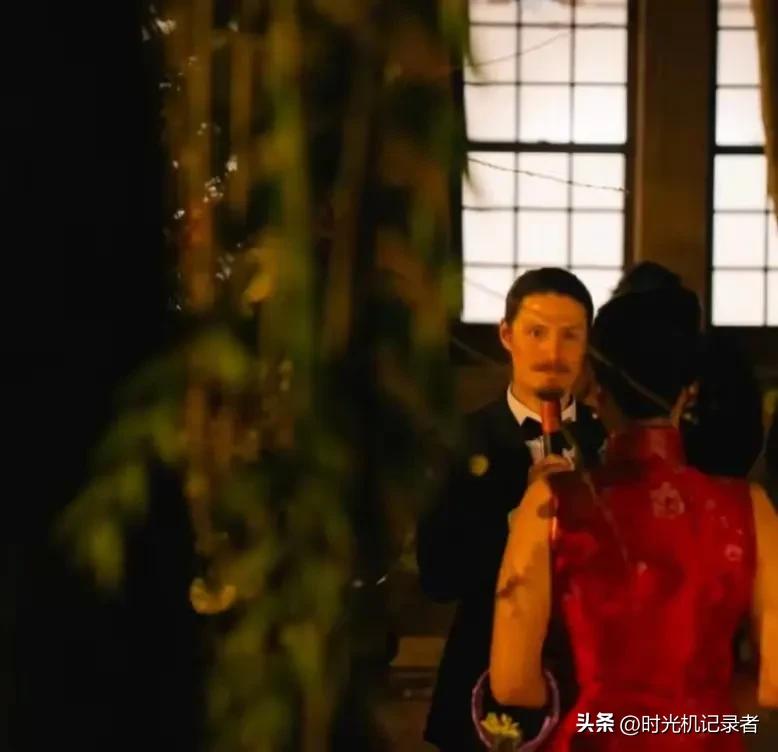 周华健当老公公啦！那个比自己还要成熟的儿子周厚安结婚了。
周华健和康粹兰一共有两