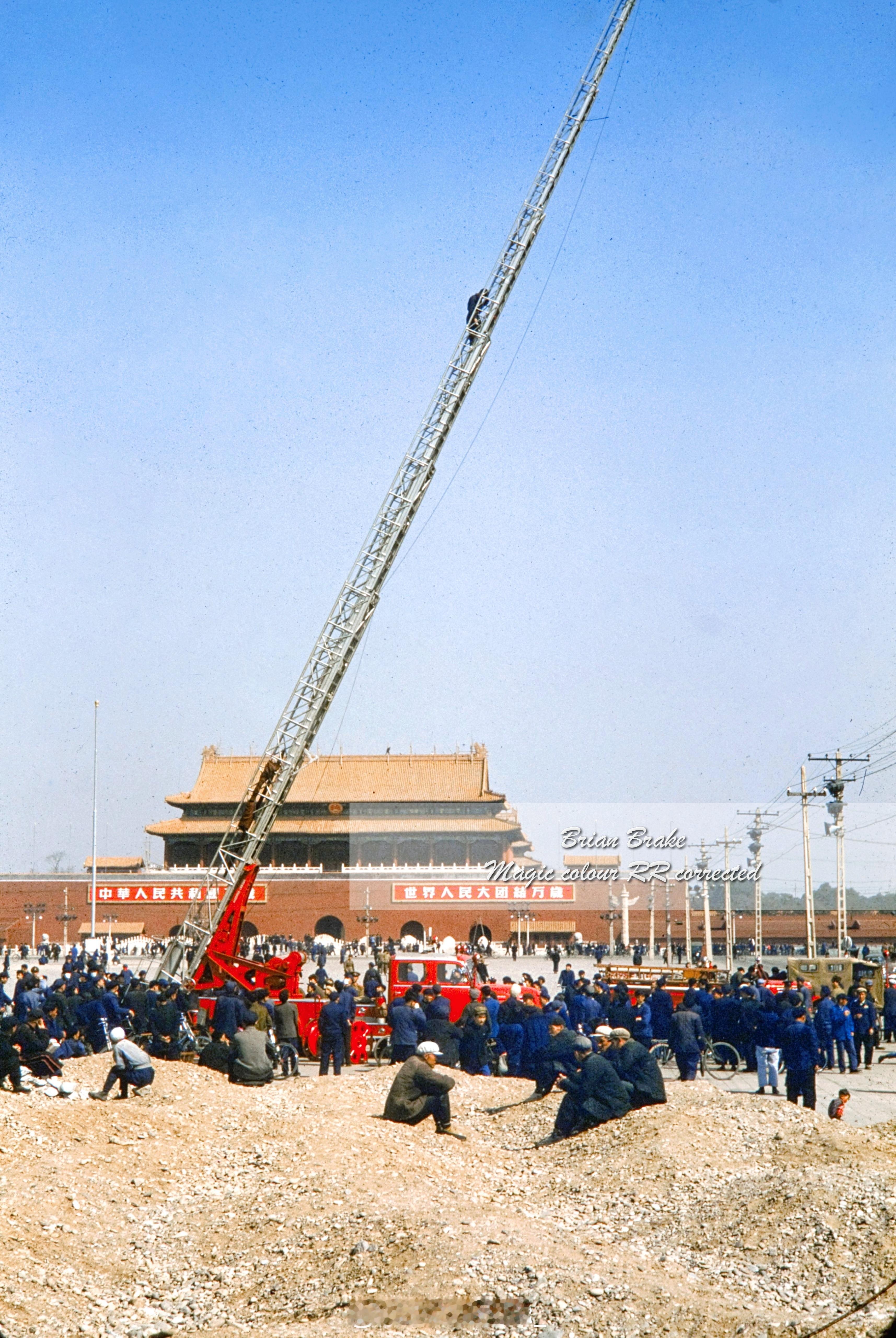 1959 北京广场施工罕见德国道依茨消防车🚒伸展作业图该车云梯最大伸展高度可达