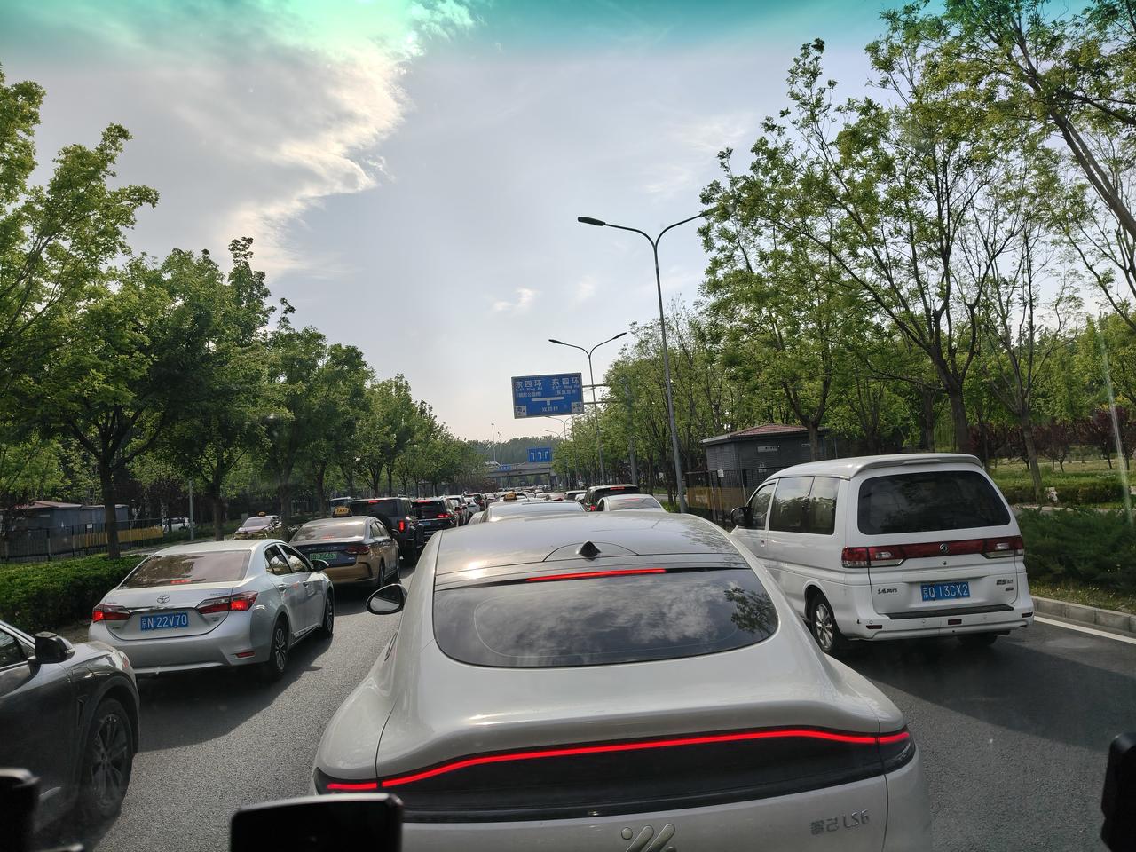 特斯拉突然爆胎！
4月26日晚8点30左右，我驾车在四环路花乡桥附近左笫二车道正