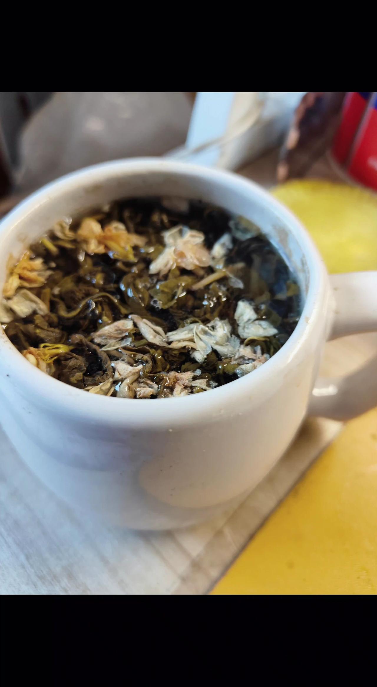 🌼瓷杯里浮着茉莉雪，茶雾漫过鼻尖像偷吻春天💨。一口入喉，烦躁都化在这缕清香里