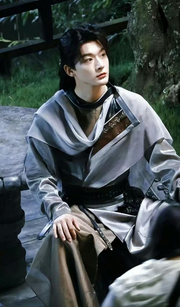 张晚意这卷毛造型好像没有驾驭住吧 ​​​