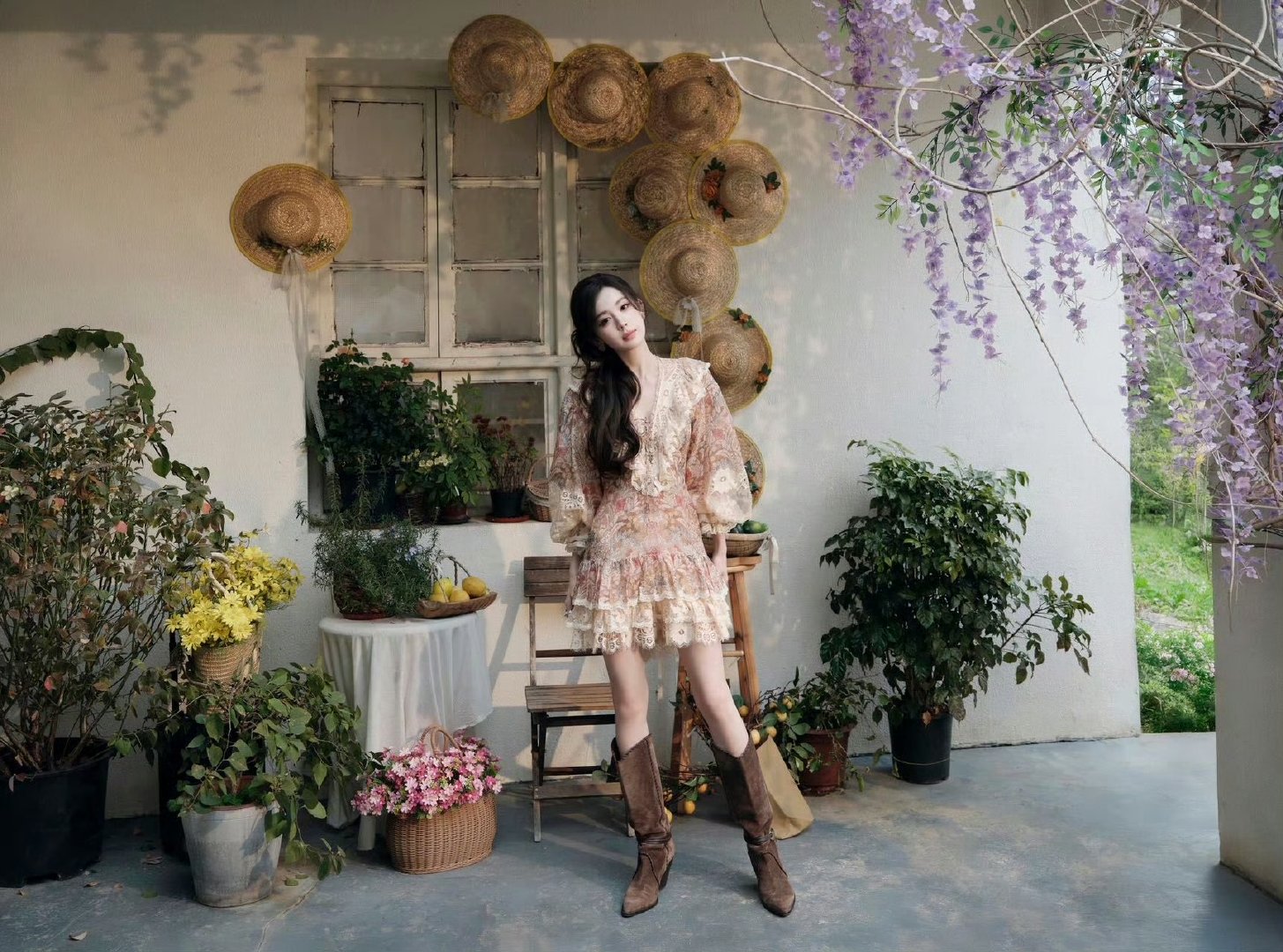 娜扎误入花房  娜扎误入花房，与春天撞了个满怀，好养眼啊！一整个被美到了啊。今晚