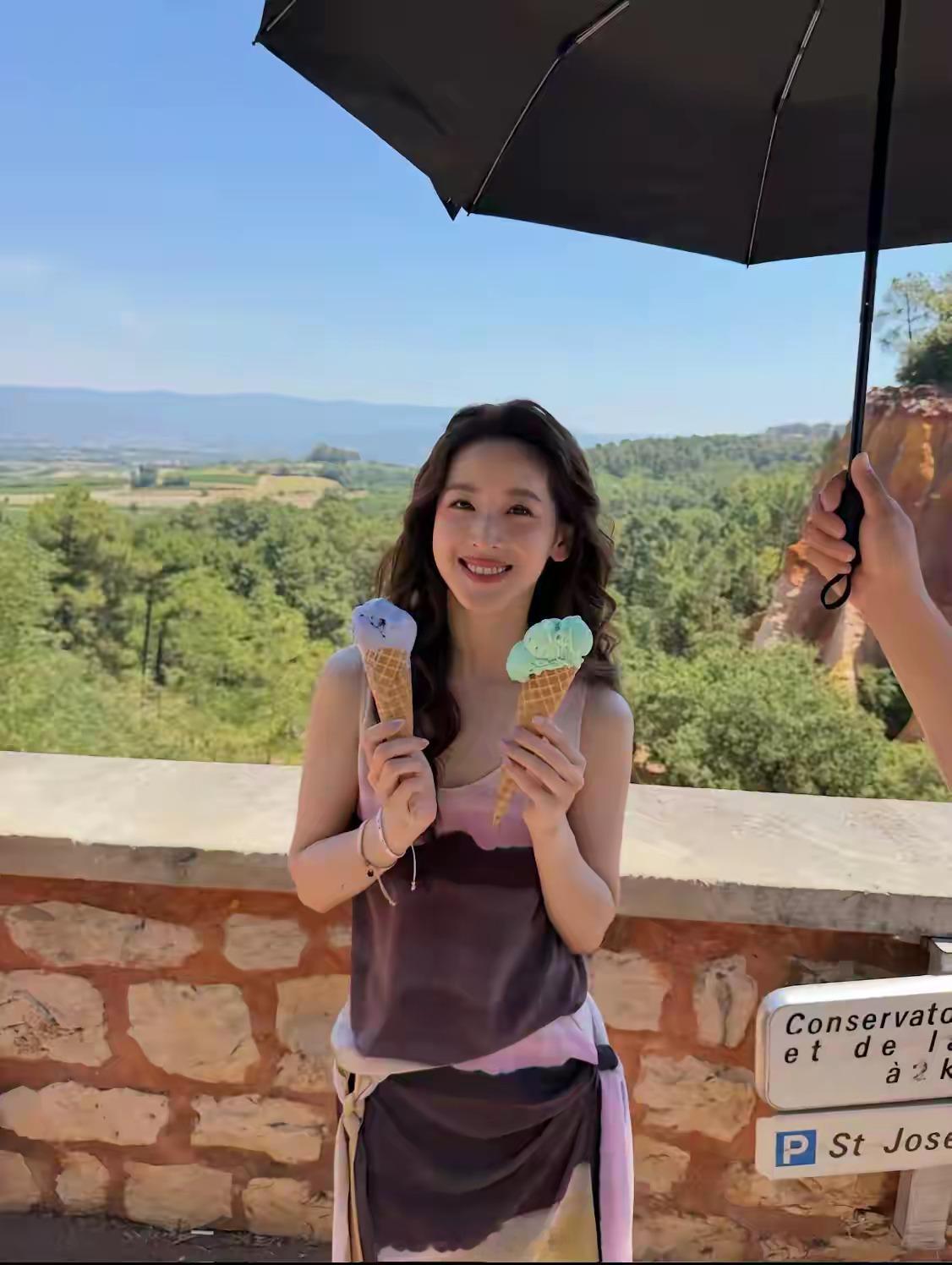 刘强东的夫人章泽天，在法国度假。几个小孩的奶茶，为啥还是少女感满满？