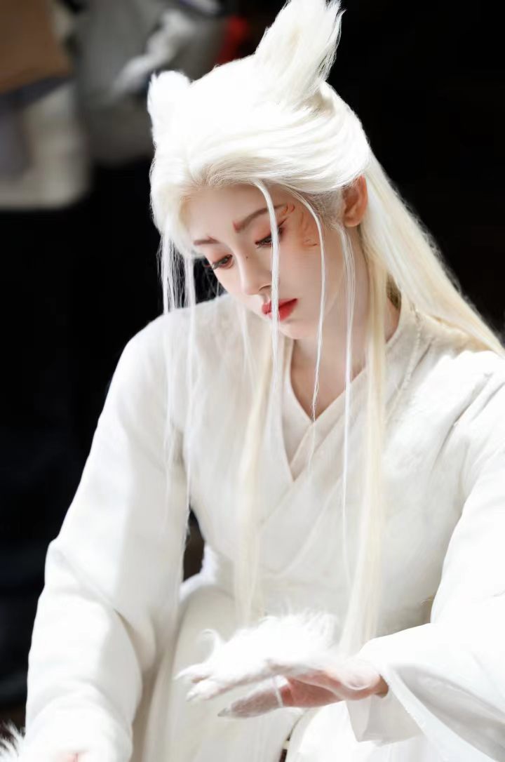 鞠婧祎女狐一《月鳞绮纪》鞠婧祎白狐造型太绝！出场瞬间抓住所有目光，灵动狡黠又柔美