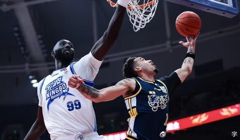 看过广东的比赛，就知道这个阵容的上限，和这个赛季的冲冠球队，差距很多后卫线缺少发