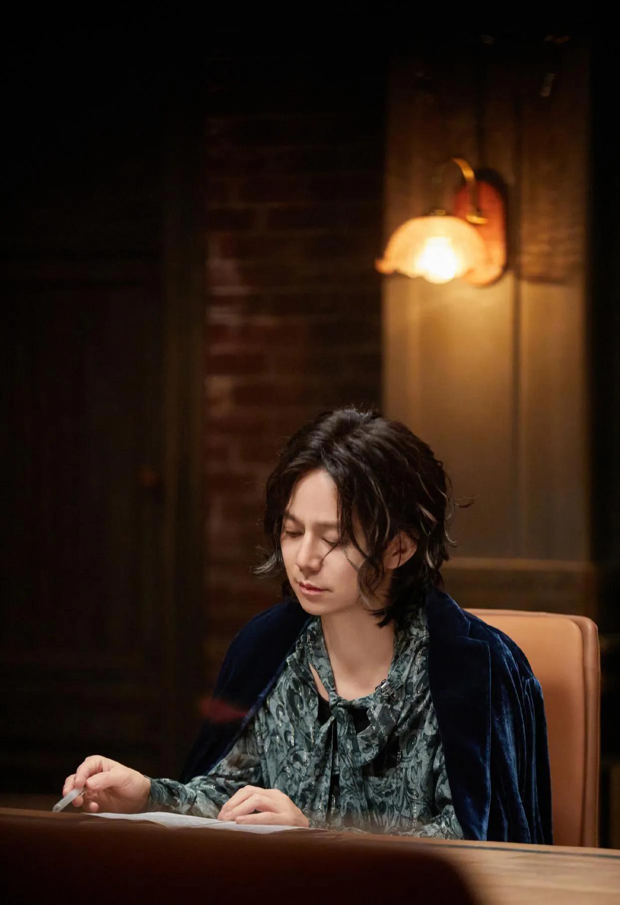 何炅综艺新造型，颜值气质媲美年轻时的张根硕！他妆容精致，时尚感十足，完美诠释了个