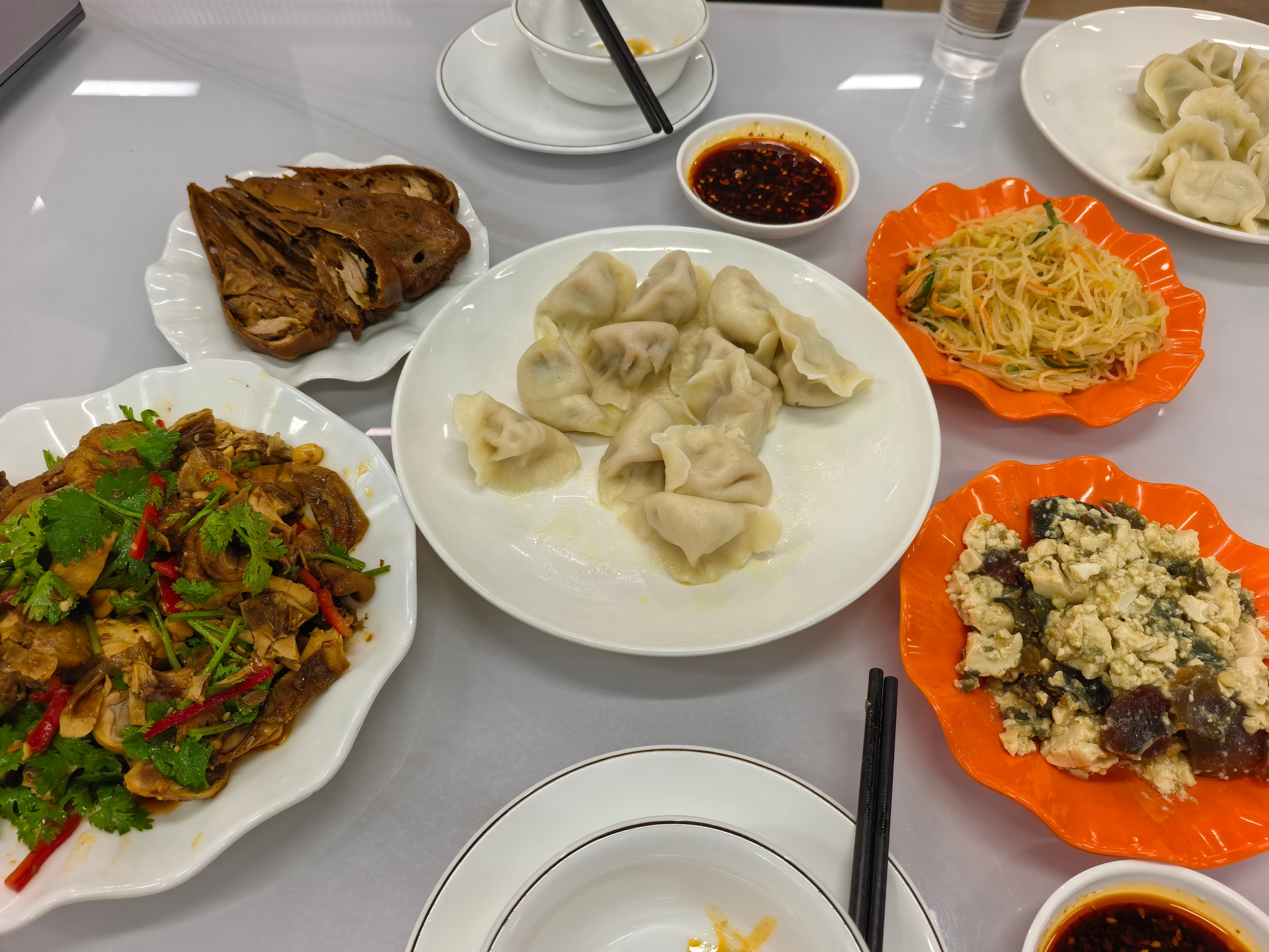我不爱吃肉儿馅食物，尤其是猪肉馅儿……终于发现了一款我爱吃的香菜牛肉馅饺子……