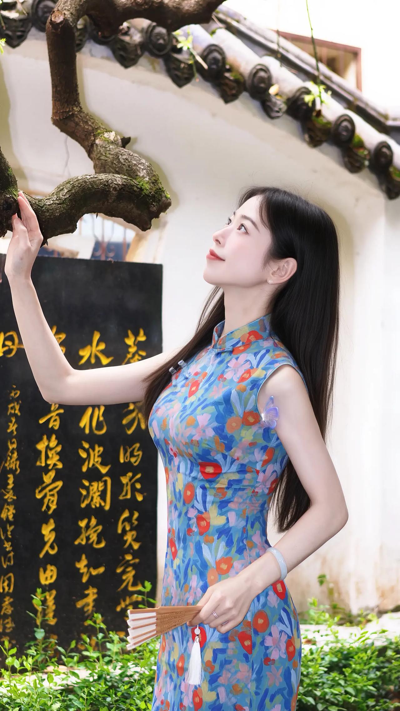 在古风庭院中，优雅的汉服女子与枯木相伴，感受岁月静好。古风庭院写真