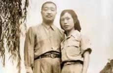 1969年，贺龙元帅病重，他躺在一把旧藤椅上，瘦得皮包骨头一样，由于便秘，大便一