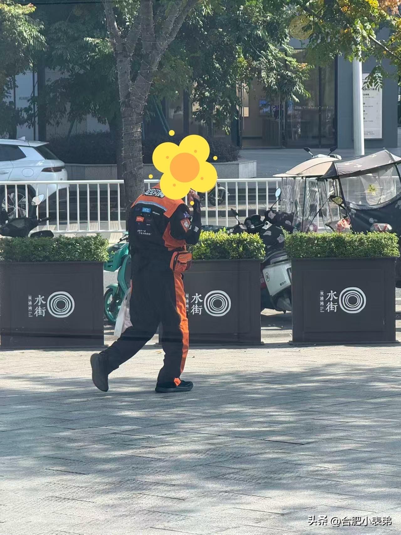 新工装一换，配送气场都升级啦[赞][赞][赞]！