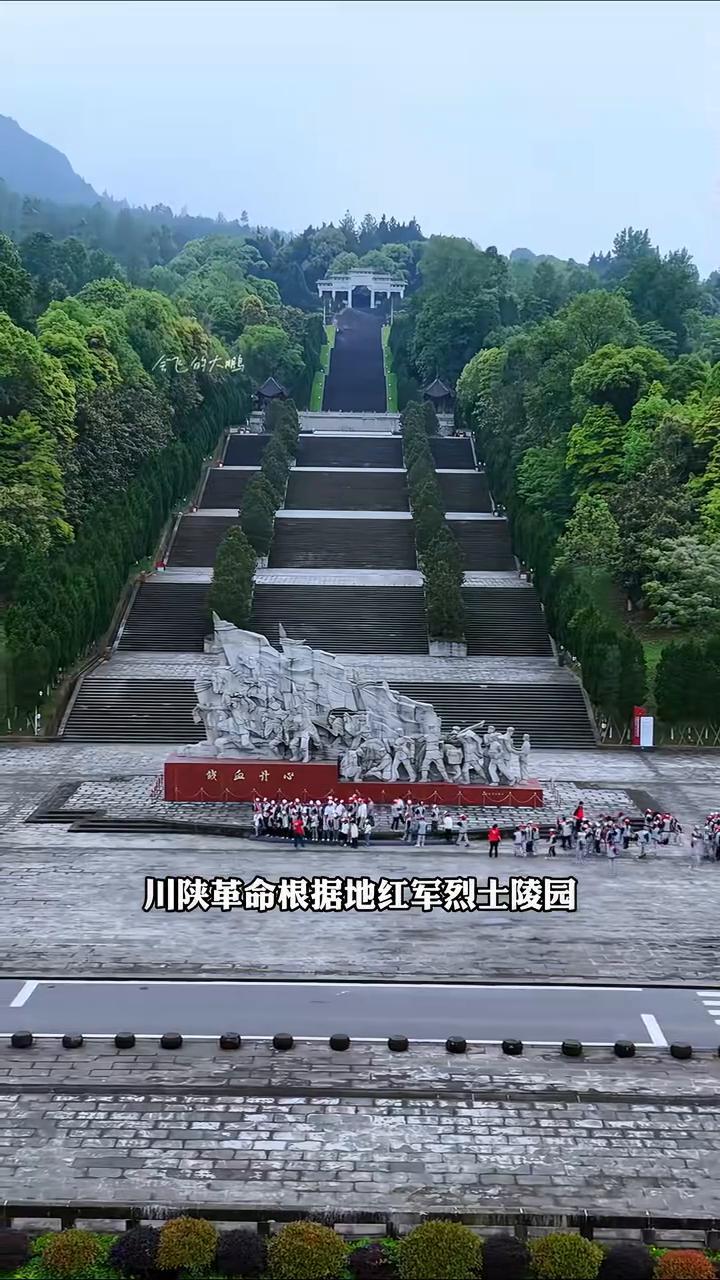 红军烈士陵园。
全国最大的红军烈士陵园。没有一个人能平静的走出这里，这里是全国安