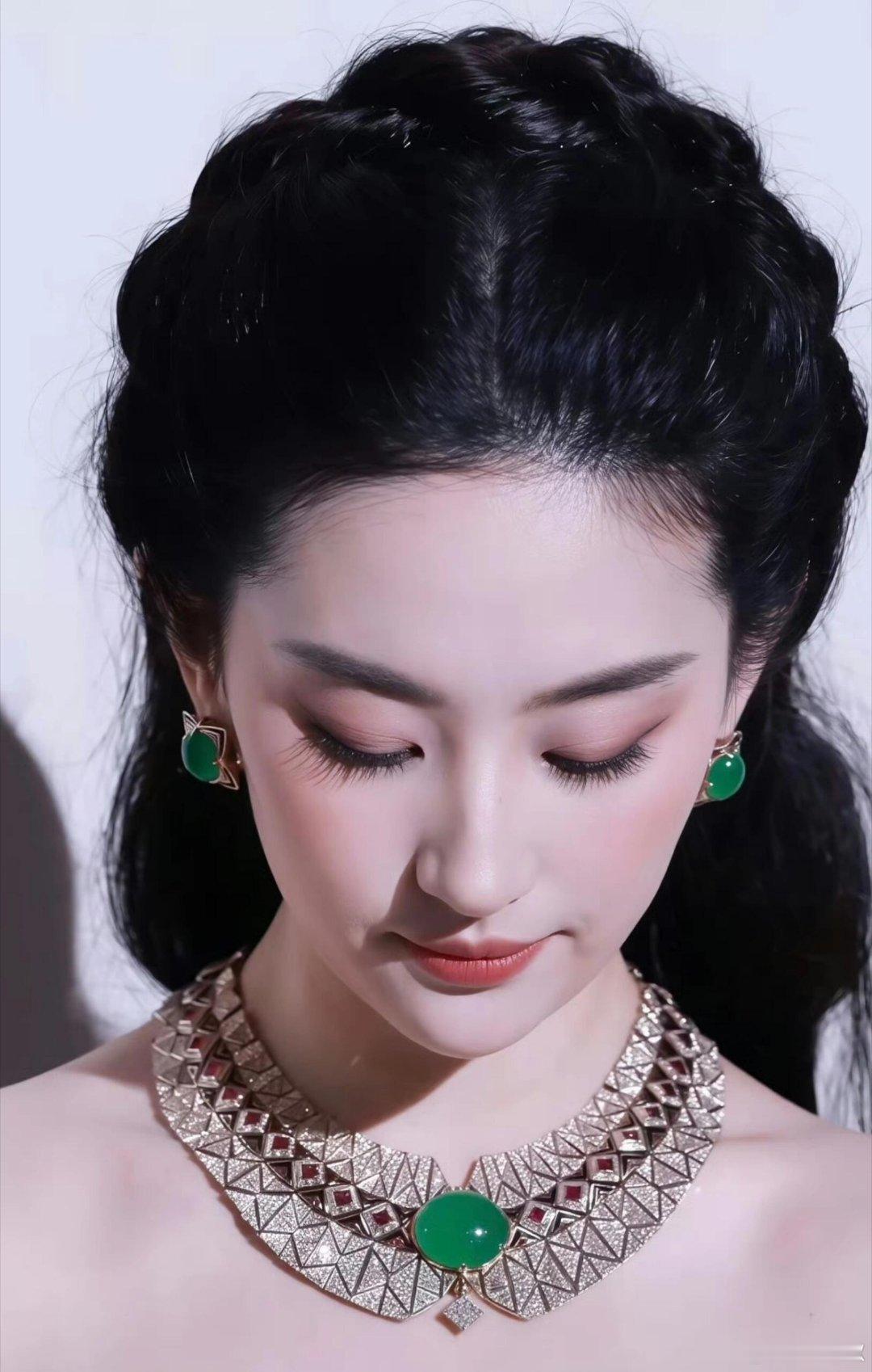 已经被买走了，刘亦菲代言顶奢太有说服力了，独一份高贵气质，顶奢被刘亦菲看一眼就能